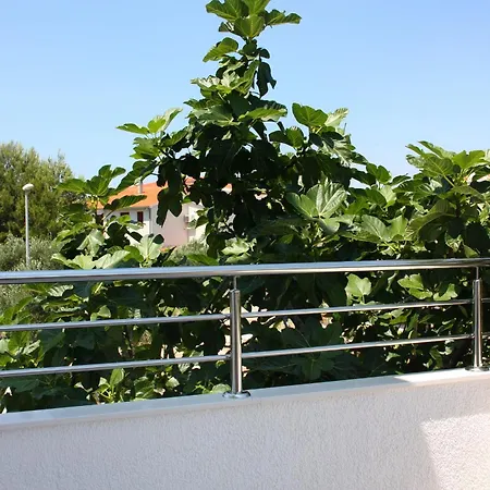 With A Parking Space - 4865 Рогозница